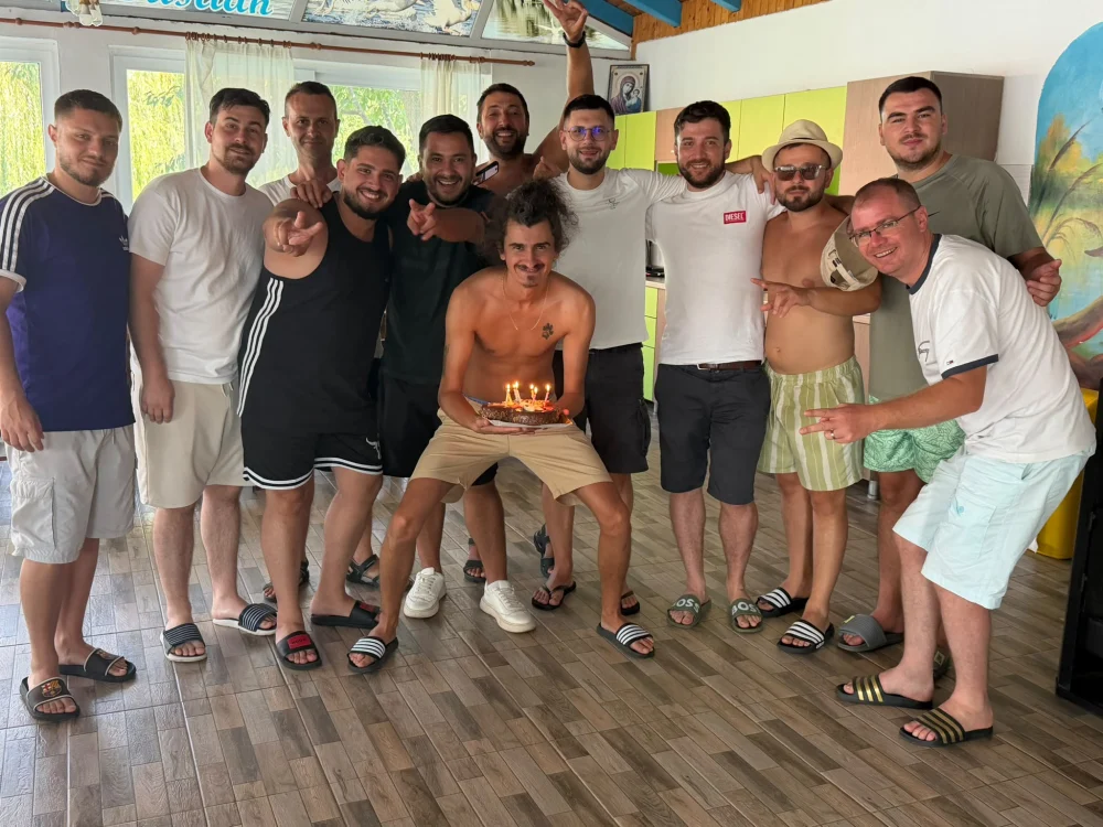 Fotografie de grup în Delta Dunării, în jurul unui tort cu lumânări