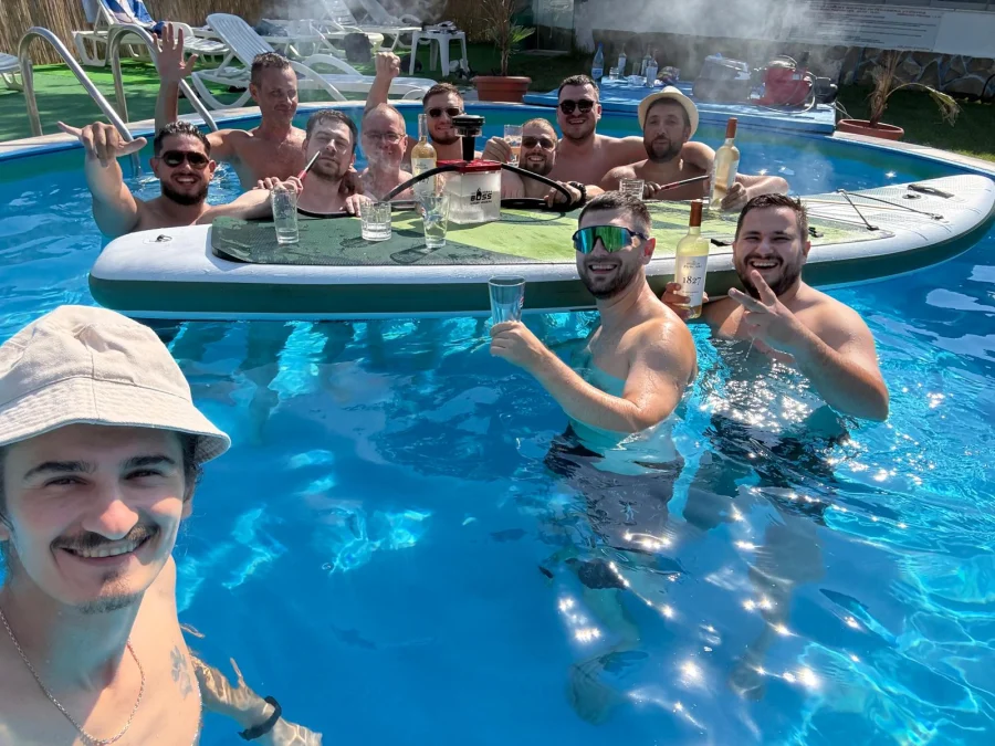 Fotografie de grup la piscină, în Delta Dunării